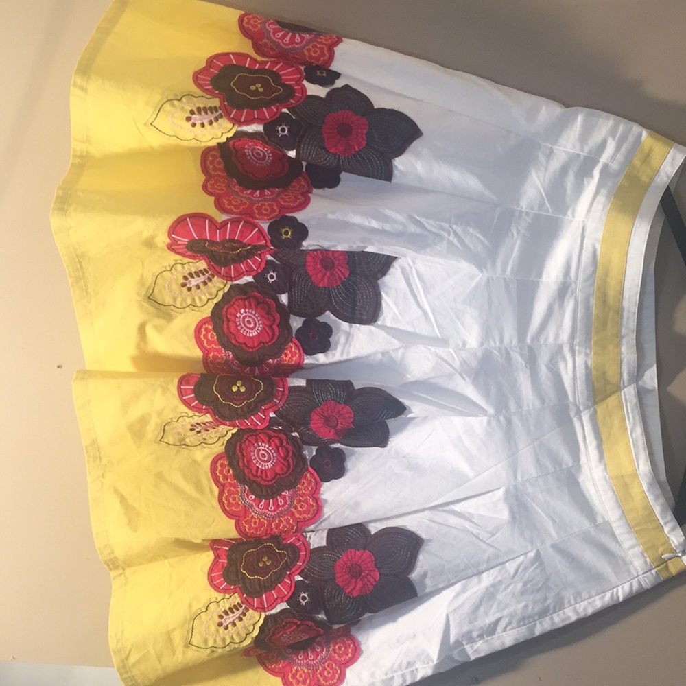 Skirt with appliqué flowers by Pura Vida